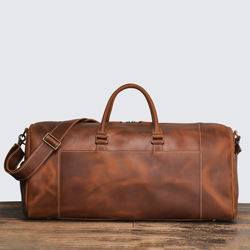 Detachable padded shoulder strap on leather weekender